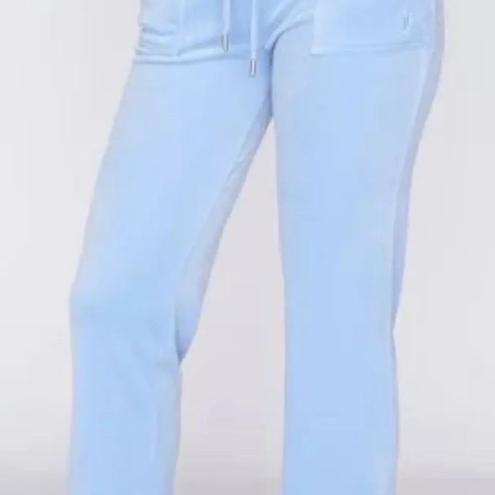 Säljer ett par jätte fina juciy couture i färgen ljus blå , storlek xxs . Jeans & Byxor.