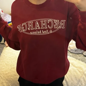 Sweatshirt - En vinröd sweatshirt som är köpt från Gina Tricot. Kommer inte till användning. Köpt för 299kr säljer för 120kr. Skriv vid intresse eller flera frågor🩷