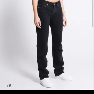 säljer dessa svarta jeansen från lager i storlek xs då dom är för stora för mig