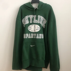 Nike hoodie - Nike vintage hoodie. Snygg sällsynt retro hoodie som passar till det mesta. Väldigt bra skick.