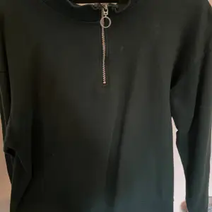 En tröja man kan använda som pullover elelr själv.