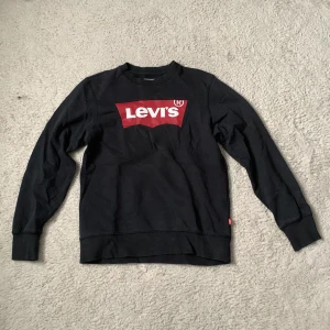 Levis tröja - En Levis tröja skick 7/10 ricktig snygg och passar till nästan allt! Skriv om ni har några frågor eller funderingar!👍👍