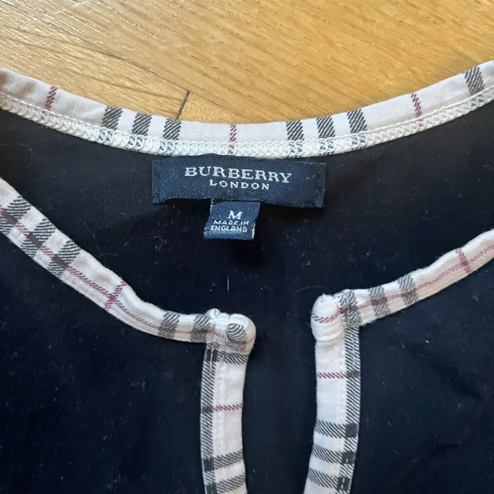 En topp/linne tröja från Burberry. Köpt på loppis för 170kr. Står storlek M men passar perfekt på mig som har storlek S.. Toppar.
