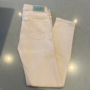 Jacob cohën jeans  - Riktigt snygga Jacob cohën jeans, perfekt nu till våren/sommaren. Ljus färg men inga defekter såsom fläckar etc. Strl 26 ~ pris prutat och klart ⭐️