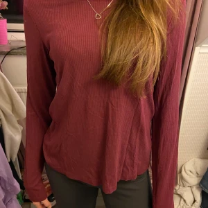 Långärmad tröja med detalj - Lindex - Långärmad vinröd tröja med fin detalj i ryggen Storlek 158/164 men sitter som en S Jag är vanligtvis storlek S