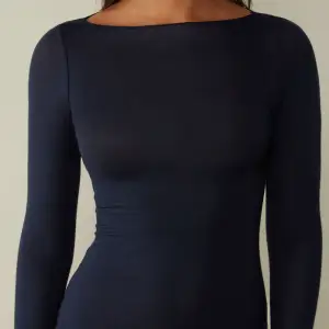 Selling intimissimi long sleeve. I bought it from the store in London. The item has the taggs on still and hasn't been worn. The color is navy blue. 