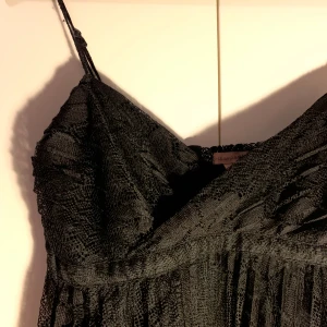 Linne  - Linne i spets, svart 