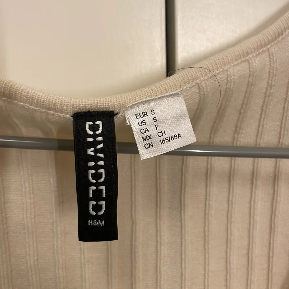 En vit klänning från H&M den är aldrig använd och är lite genomskinlig men om man har nåt beige färgat under är det inga problem. Den är i storlek S/Hör av dig om du är intresserad . Klänningar.