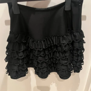 Supersöt kjol  - Supersnygg kjol köpt från Sellpy men passade inte riktigt mig, tyvärr har jag inga fler bilder🥰 prislapp och allt kvar Skulle säga att den sitter som Xs/S Midjemått 72