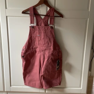 Hängselshorts - Dickies hängselshorts, helt oanvända med lapp kvar (än om lappen är lite sliten). 😝