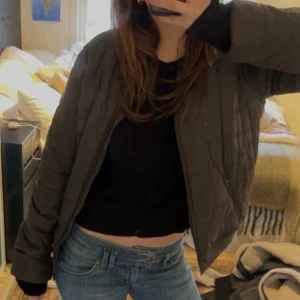 Bomberjacka - Mörkgrön bomberjacka från Havana&Friends. Står stl M men skulle säga mer som S.