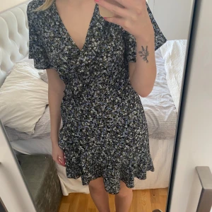 Klänning från ONLY - Super fin klänning från ONLY. Säljer denna pga att den inte kommer till användning, den är i nyskick då den knappt har använts💕