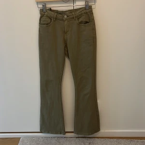 Lågmidjade jeans - Lågmidjade jeans köpta från Spanien men inte kommit till användning för att de är för små för mig. De är utsvängda i benen och jätte fin färg till sommaren.