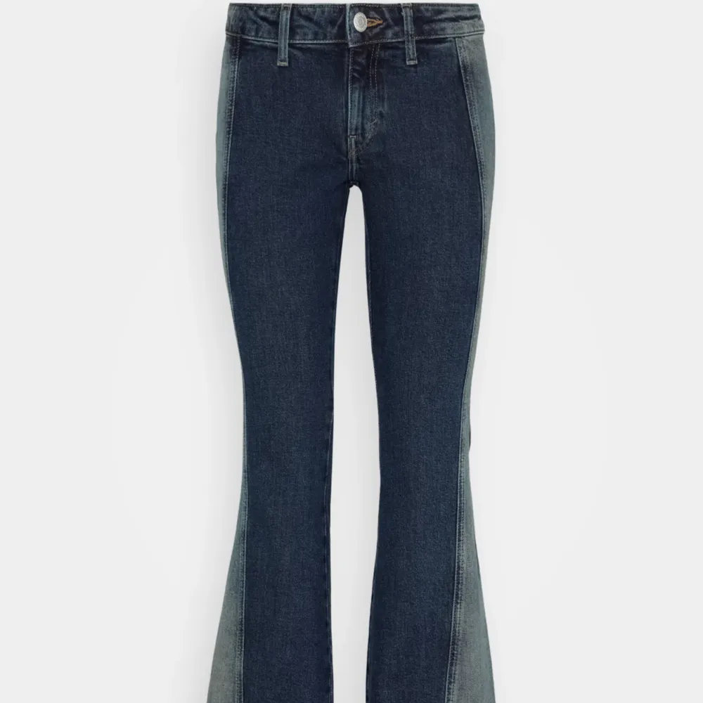 Coola jeans från weekday i stl 29, 500+frakt. Jeans & Byxor.