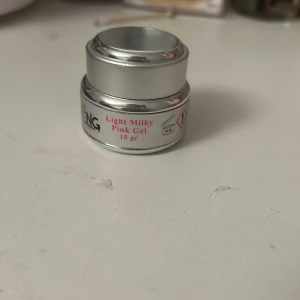 Nagel gele  - Säljer ett nagel gele som inte kommer till andvändning.