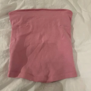 Tubtopp - Säljer denna rosa tubtopp ifrån GinaTricot i storlek S. Pris: 100kr💞