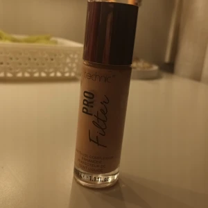Technic Pro Filter - En dupe på Charlotte Tillbury som jag säljer då den inte riktig är min färg och så har den inte kommit till användning. Använd en gång, nypris 80kr. Pris ka  diskuteras :)