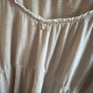 Blus från odd molly - En jättefin odd molly blus i jättebra skick. Den är i storlek 2 och det motsvarar en M! Skriv om ni har frågor!