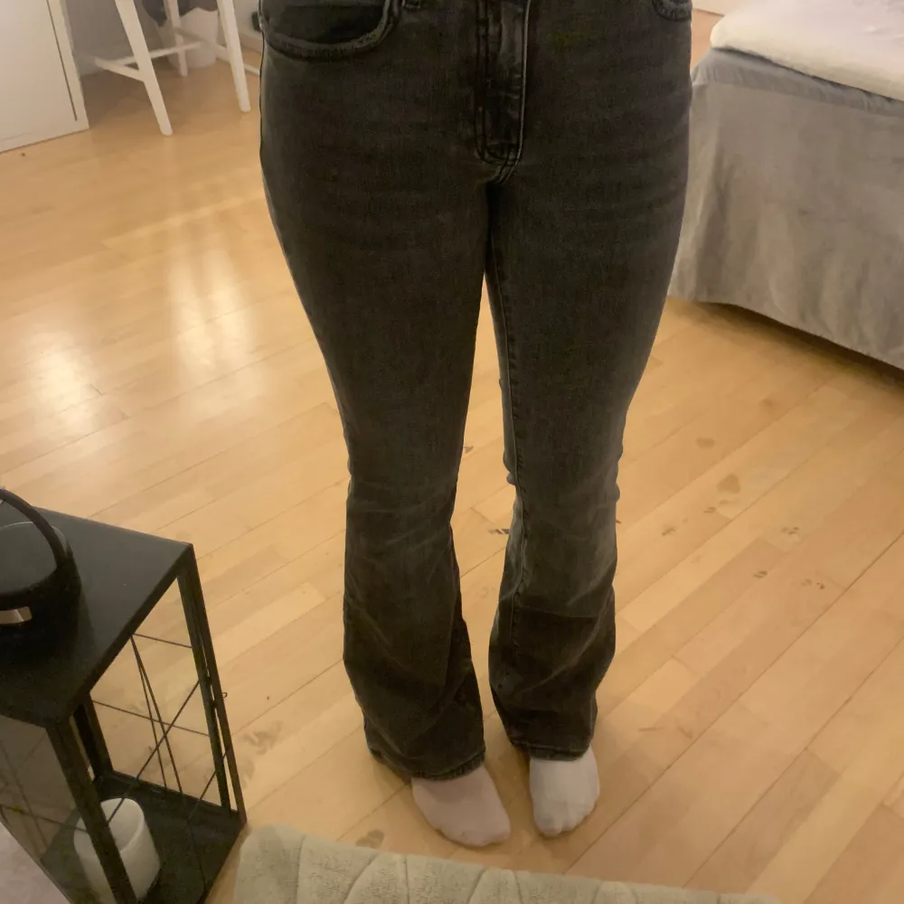 Gråa jeans från Gina, har två par av dom och använder de inte💘. Jeans & Byxor.