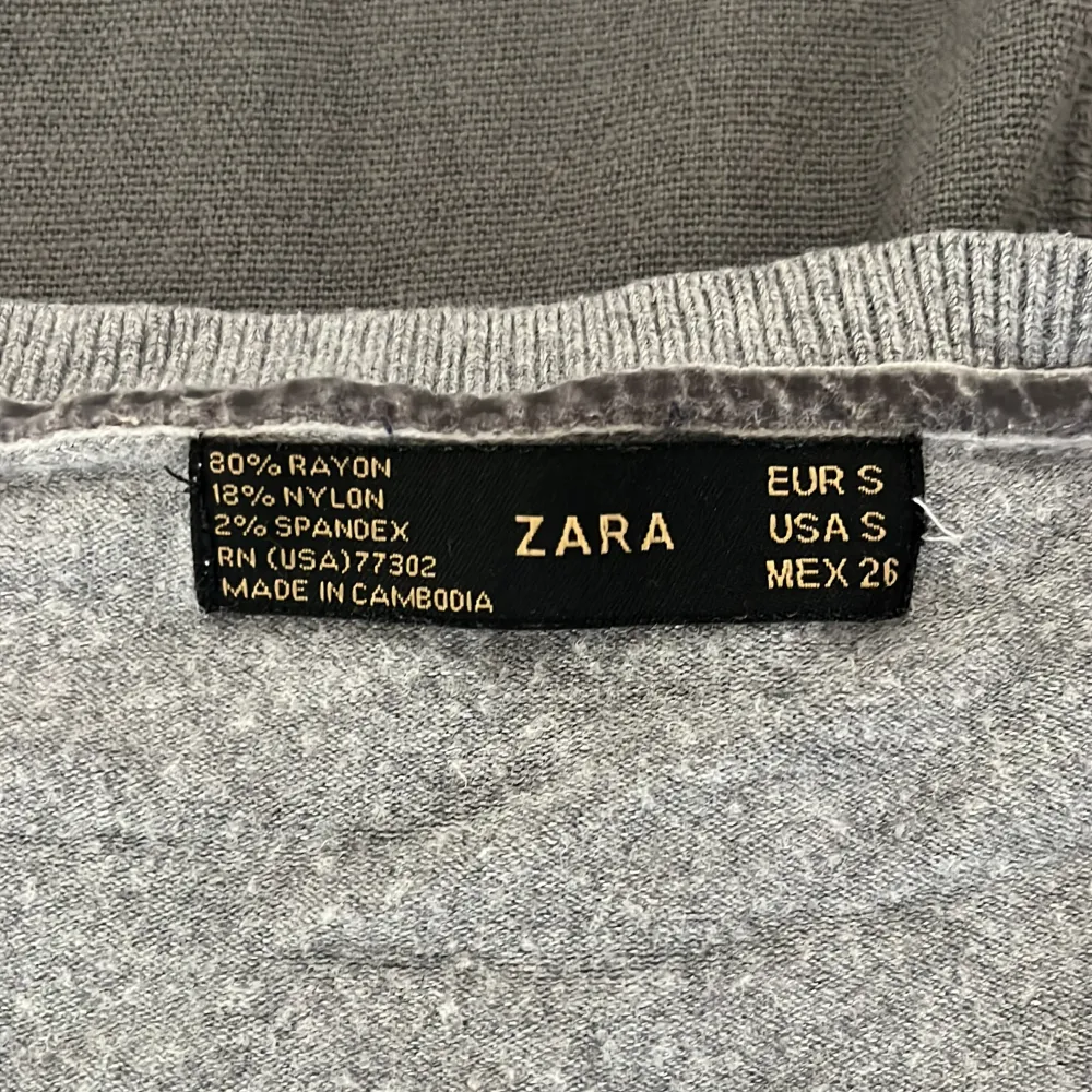 V-ringad tröja från zara. Köpt second hand men sparsamt använd av mig. Storlek s.. Neuleet.