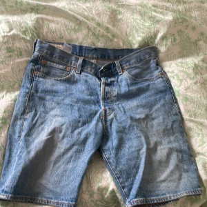 LEVI’S jeans shorts W32 L - Blåa jeans shorts i perfekt skick