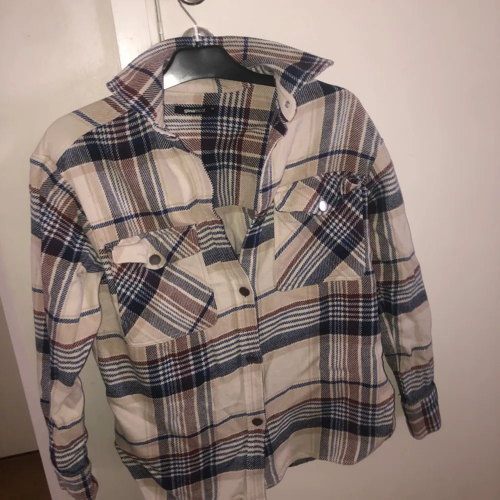 Skön overshirt. Nyskick. Storlek XS sitter som S. Snygg nu till sommarn . Jackor.