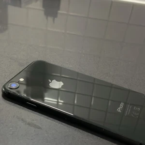 IPhone 8  - Hej vill sälja min telefon helt fel fri 68 gb tror jag Swish fungerar bra kan skicka på posten och jag kan stå för frakten , pris går att diskutera 