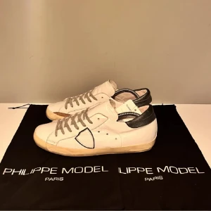 Philippe model - Tja! Intressekoll på mina Philippe model i en skit snygg och sällsynt färg. De är i 8/10 skick då de är lite smutsiga men definitivt något som går att fixa. Skriv vid minsta lilla fundering!