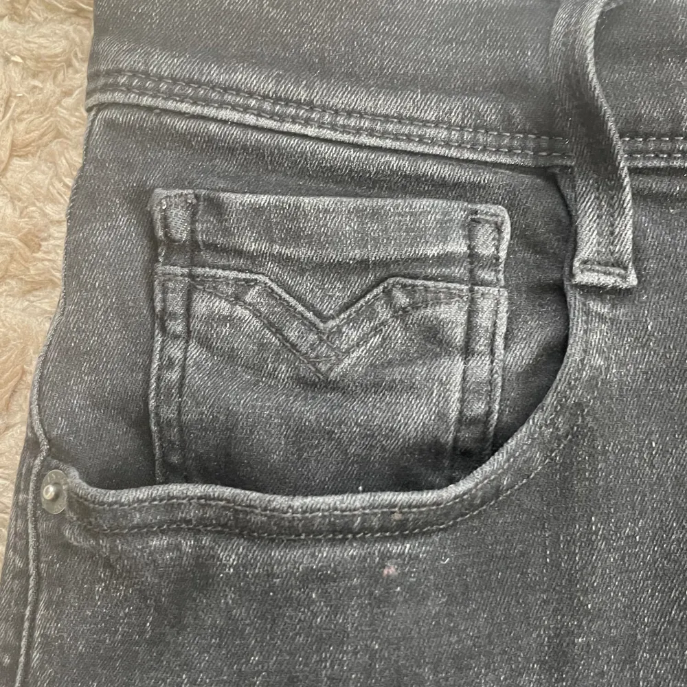 Tja, säljer dessa riktigt sköna replay jeans, modell: anbass hyperflex. Storlek 29. Otroligt fint skick, inga defekter. 9/10. Modellen på bilden är 182cm. Originalpris, 1800. Hör av dig vid funderingar.. Jeans & Byxor.