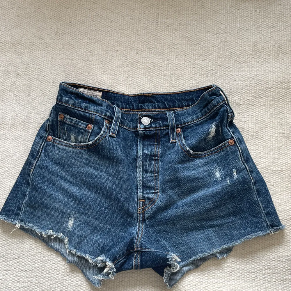Snygga jeansshorts från Levis som är nästintill oanvända! Säljer då de tyvär blivit försmå.  Står ingen storlek men skulle uppskatta att de är xs💕. Shorts.