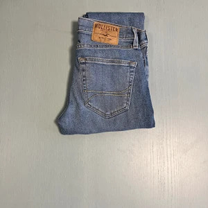 Hollister Jeans Blå  - Mycket bra skick  Storlek: 28:30 