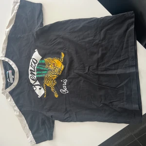 Kenzo Paris T-shirt i bra cond 7/10 - Fin svart kenzo Paris t-shirt i bra cond 