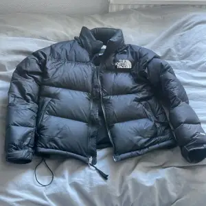 Säljer en svart North Face jacka. Inga defekter och hyfsat ny. Dam modell