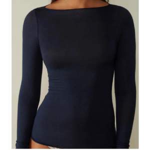 Säljer denna as snygga Intimissimi tröja i mörkblå!❤️ nypris är 600 kr! Storlek s/xs