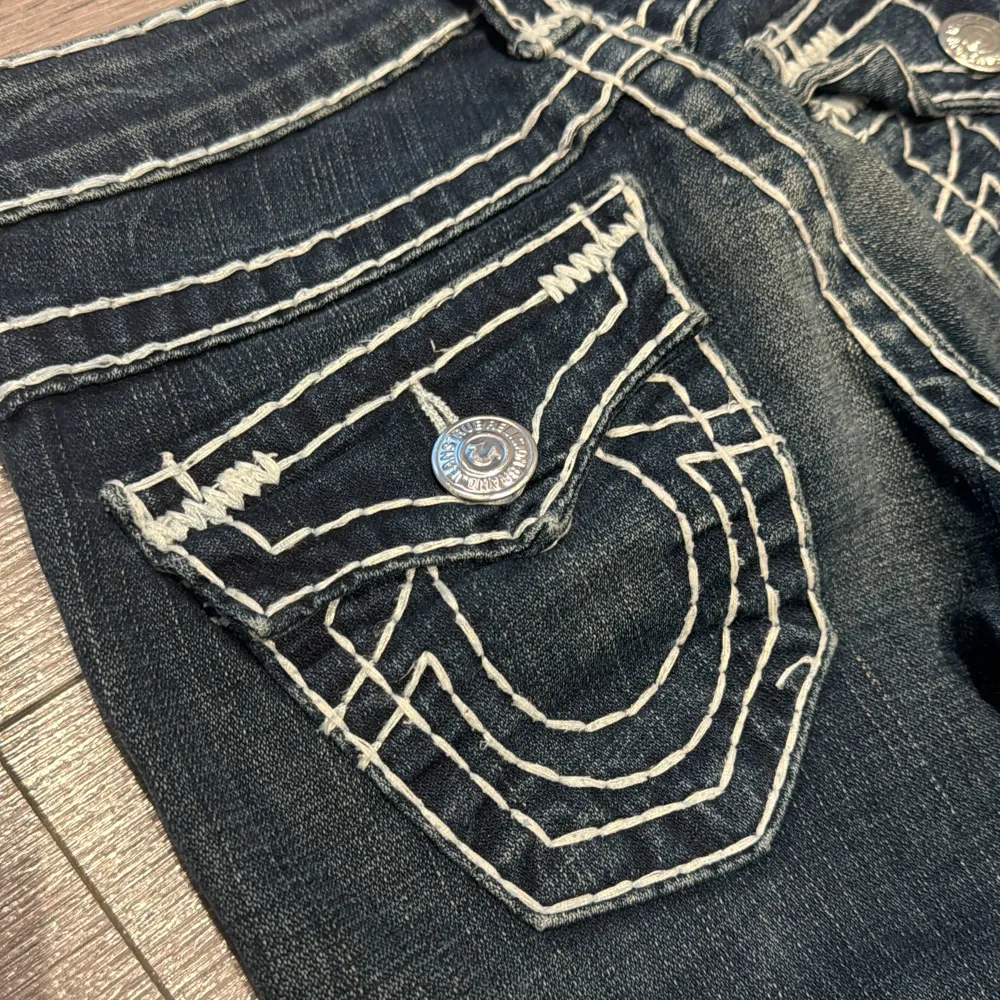 Säljer dessa fina true religion jeans, de är bootcut / straight och har inga defekter. Kolla gärna in min profil för liknande jeans🩷🩷. Jeans & Byxor.
