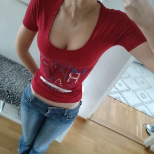 Röd topp - Röd 2000-linnande topp med tryck på❤️Står storlek L men har sytt om den så att den passar S-XS, Skriv för fler frågor och köp nu⭐ 