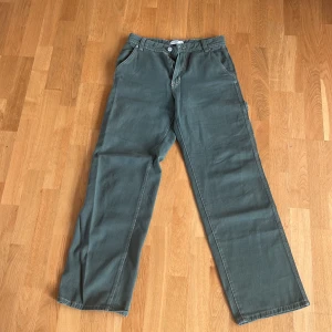 Gröna jeans - Gröna, högmidjade jeans från Pull and bear! Väldigt bekväma och har en lös passform. Knappt använda så har inga defekter. Perfekta inför våren!
