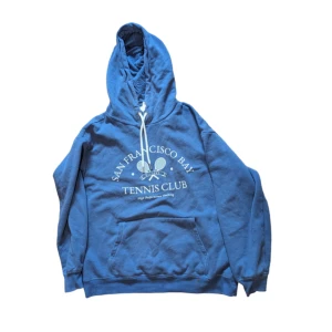 Mörkblå hoodie med vitt tryck - Jätte skön och mjuk hoodie från Hm i bra kvalitet. 