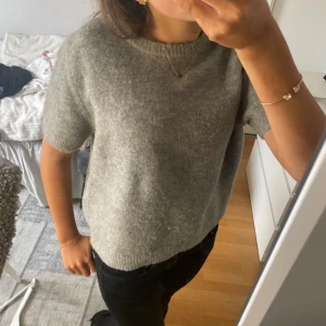 Stickad T-shirt från zara - Stickad tröja från zara i storlek xs💓