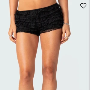 Ruffle shorts - Ruffle shorts, oanvänd, prislapp på. Storlek S
