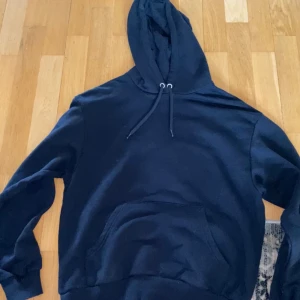 Mörkblå hoodie - Säljer åt min syster💕 Liten hoodie som är i bra skick, skriv om frågor😊