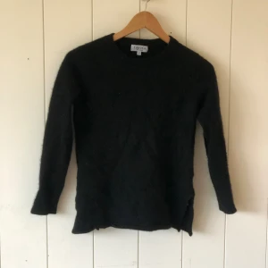 DAVIDA STICKAD💕 - Nypris ca 1400  Mitt pris 700  krympt lite i tvätten, men är lika fint skick. Strl S Stickad tröja svart 