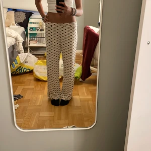 Mys byxor - Dom är använda men i bra skick inga fläckar eller nått sånt. De är i helt okej skick
