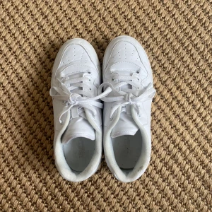 Vita skor - Vita skor som liknar Nike Air Forex. Köpta från ASOS men bara använda några gånger. I utmärkt skick!