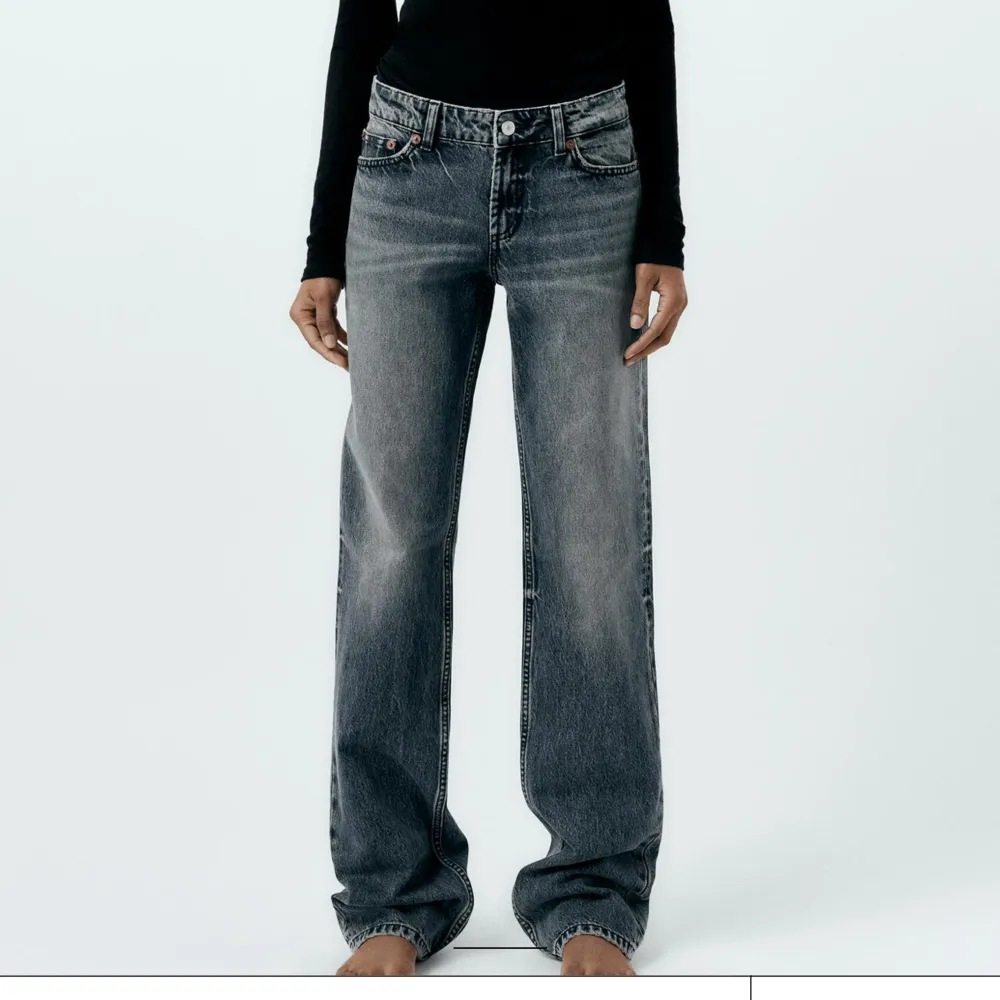 Mina fina zara jeans som är helt oanvända, endast testade men inte riktigt min stil så kmr inte till någon användning tyvärr🫶🏼Jag är 170 cm, och dem är för långa på mig.. Jeans & Byxor.