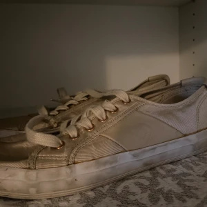 Låga skor med snöre i färgen beige - Skorna är i bra skick men lite smutsiga. De blir säkert som nya vid tvättning men har tyvärr inte försökt.