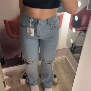Jeans - Jeans från Bikbok i storlek W27 L32. Hör av dig vid frågor och funderingar 🩵