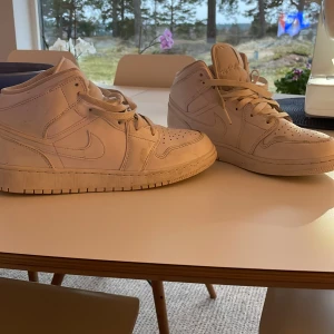 Jordan 1 mid  - Hej jag säljer mina jordans då dom inte används längre. Skick 9/10 köptes i höstas användes ungefär sju gånger! Skriv om mer information eller fler bilder! (Pris går att diskutera)
