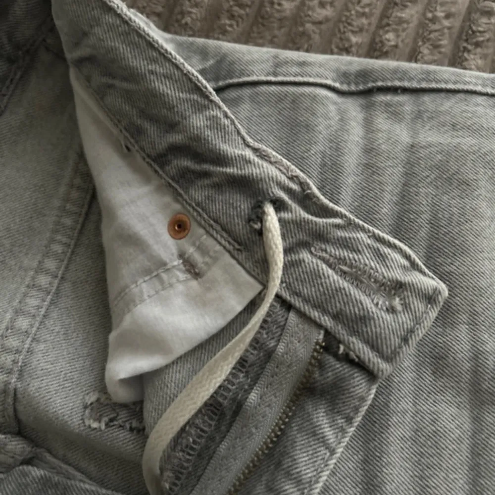 Ett par jättefina jeans från Gina tricot🤍Inrebenslängd : 78cm Midjebredd : 37-39cm Ända defekten är egengjord snöre igenom för att göra midjan tightare och lappen på baksidan, men har sytt in den igen så det märks inte ens🤍. Jeans & Byxor.