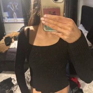 Svart tröja - Jätte fin svart stickad kort tröja från missay💕